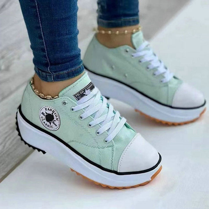 Stijlvolle dames instap sneakers, perfecte combinatie van klassiek design en modern comfort.