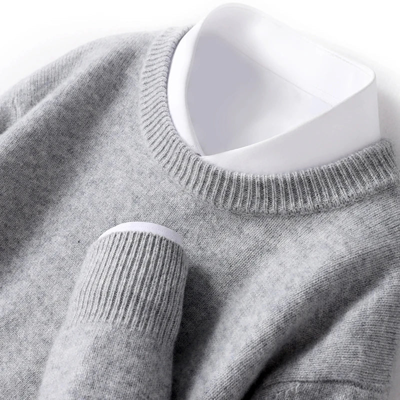 Zijaanzicht van de comfortabele pasvorm van de herenmode trui