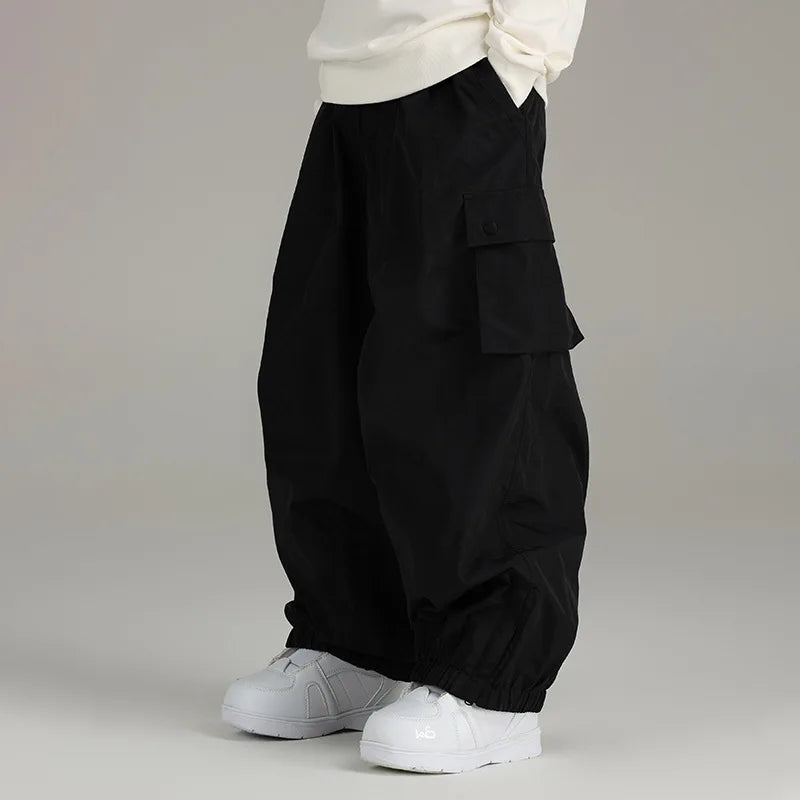Zwarte unisex baggy skibroek voor dames en heren, warm en comfortabel voor wintersport en outdoor.