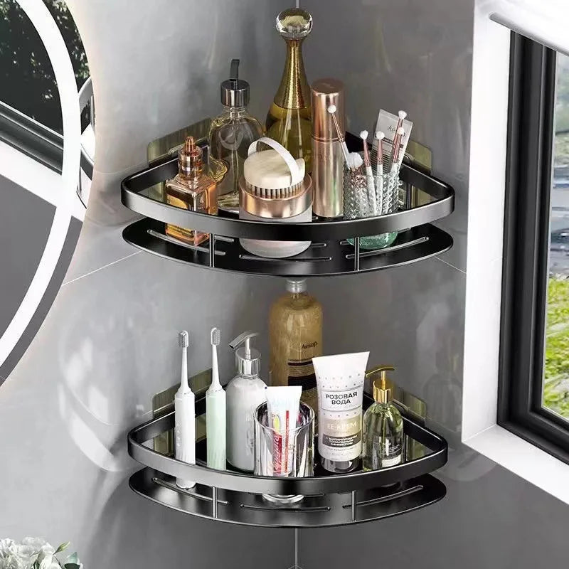 Dubbele set zwarte aluminium badkamer wandrekken gevuld met cosmetica