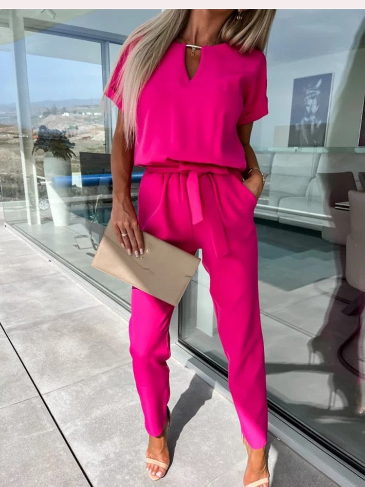 Modieuze dames jumpsuit met flatterende V-hals en korte geplooide mouwen. Ideaal voor casual of feestelijke outfits.