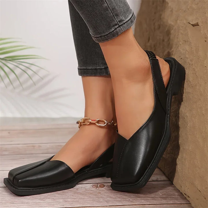 Dames platte slingback schoenen met vierkante teen, perfect te combineren voor elegante en casual zomeroutfits.