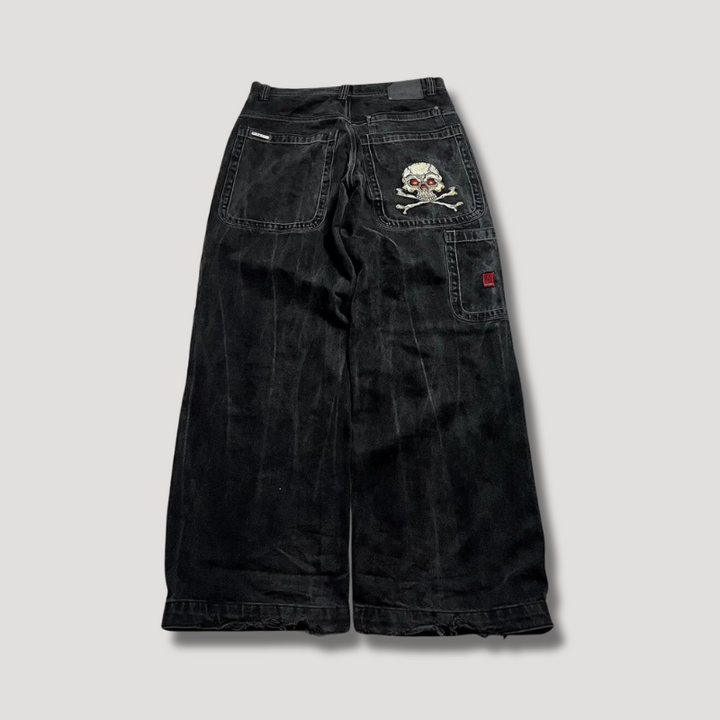 Achterkant van de zwarte baggy jeans met schedel borduursel