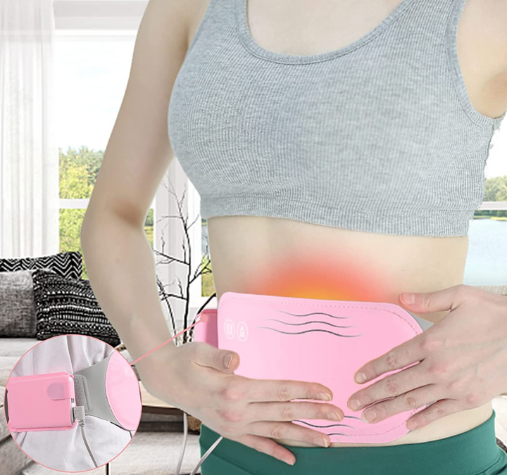 Vrouw draagt roze elektrische buikverwarmer op haar buik