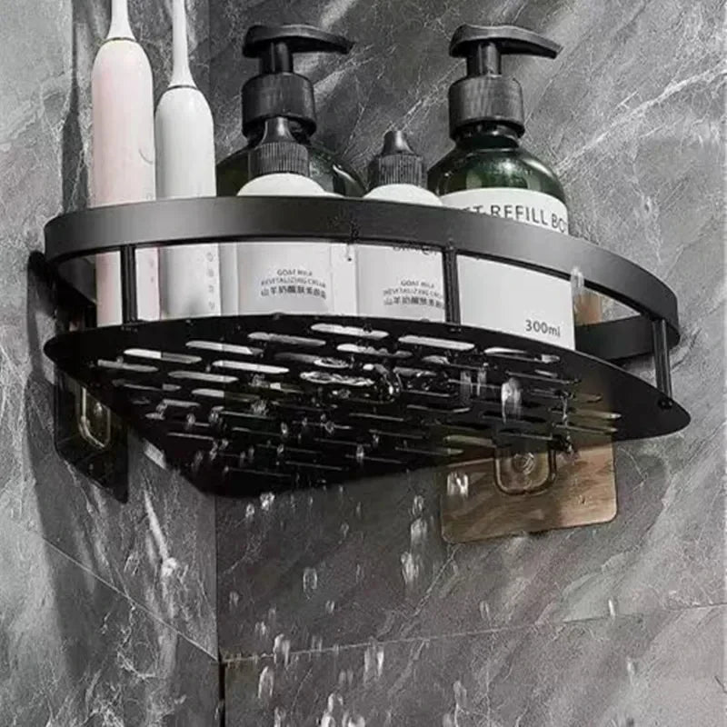 Zwarte aluminium badkamer wandrek gemonteerd als handige hoek doucherol met opbergruimte