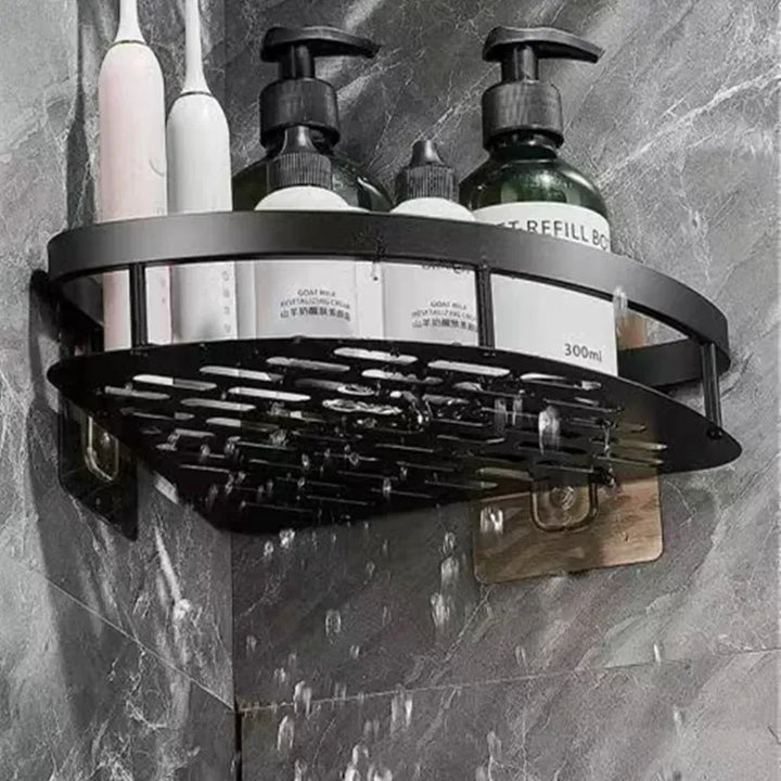 Zwarte aluminium badkamer wandrek gemonteerd als handige hoek doucherol met opbergruimte