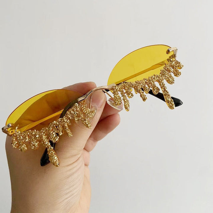 Unieke en stijlvolle dames zonnebril met glitter, voor een fashionable en stralende festival look.