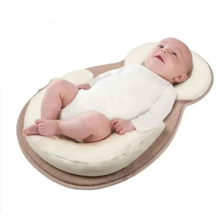 Schuin wigkussen in Grijs Groen, met baby voor extra comfort.