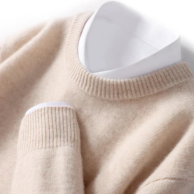 Detailfoto van de halslijn van een zwarte heren crewneck trui