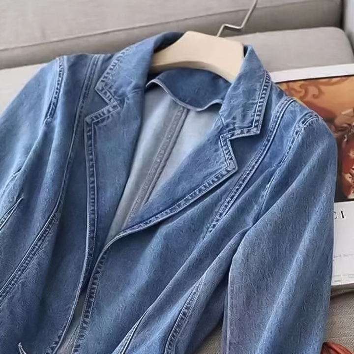 Close-up van de textuur en wassing van de denim blazer