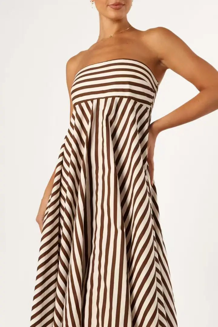 Detailopname van de strapless halslijn en het gestreepte patroon van de jurk