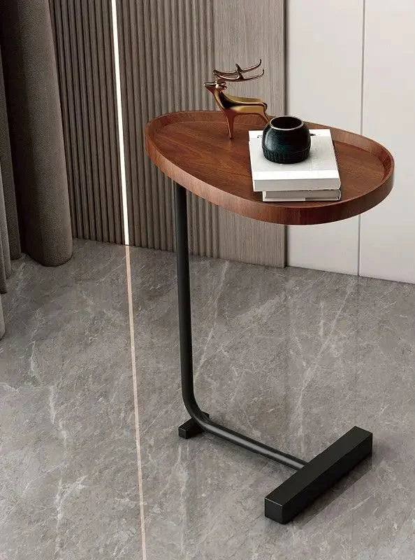 Stijlvolle c-tafel over de bank geplaatst als handige laptoptafel in de woonkamer