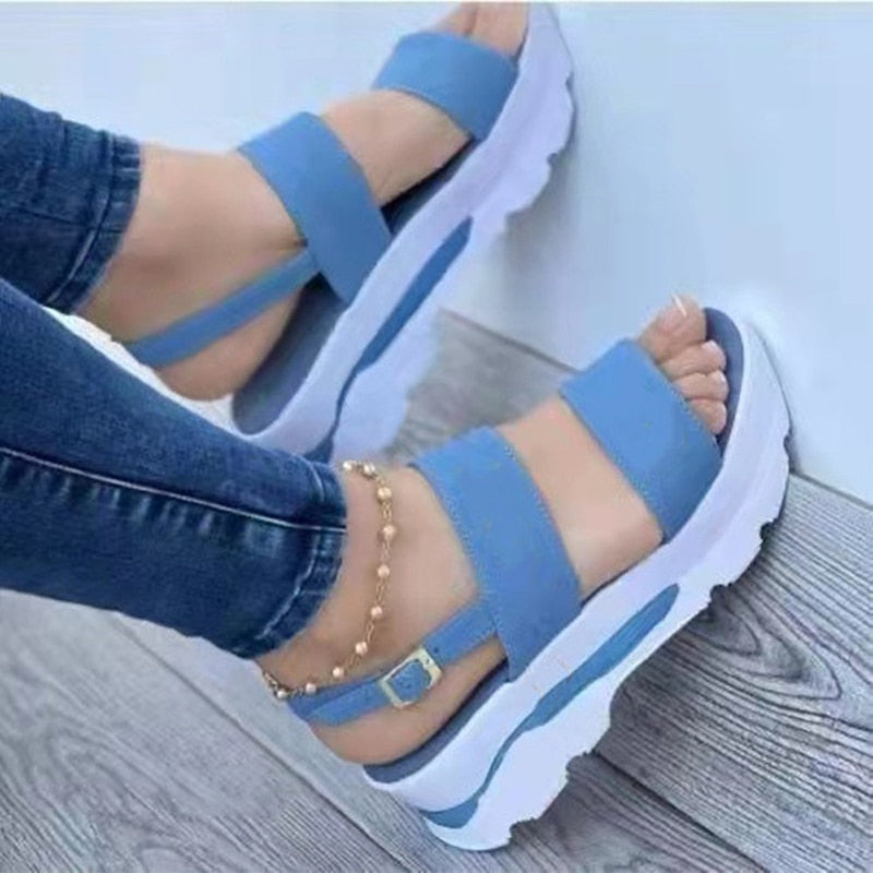Roze plateau sandalen gedragen door een vrouw