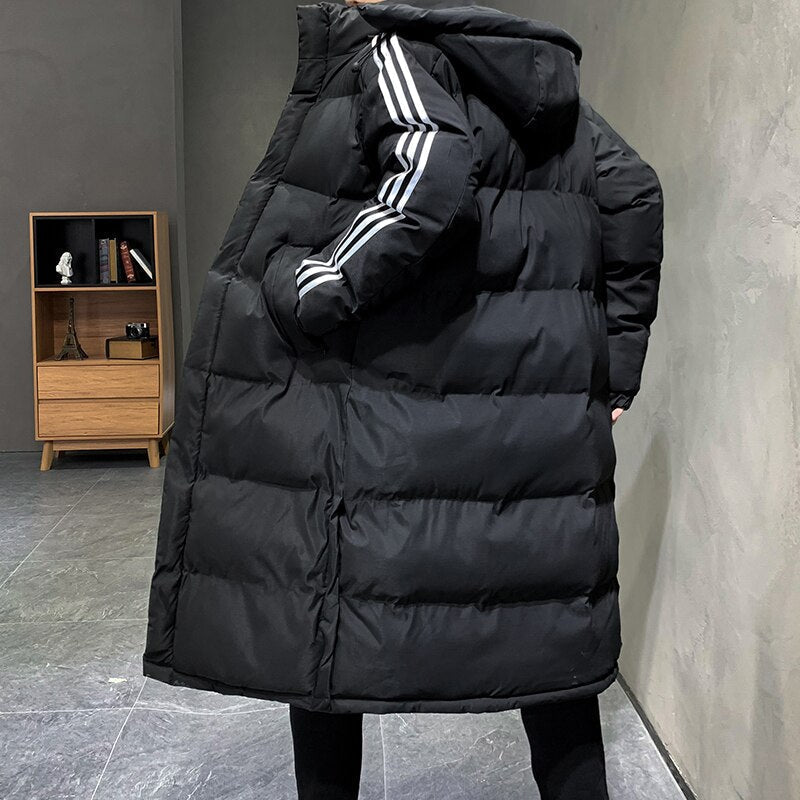 Stijlvolle lange winterjas voor heren, modern design met capuchon. Ideaal voor wintermode en casual look.