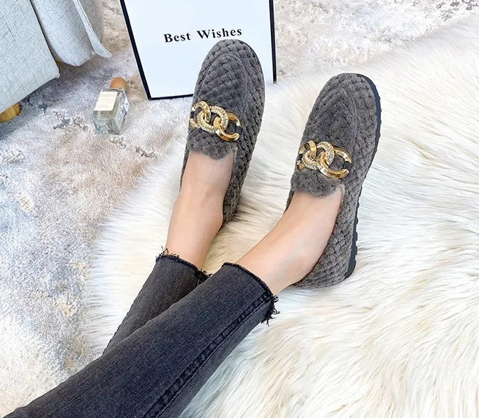 Detailopname van de zachte pluche voering in grijze winter loafers