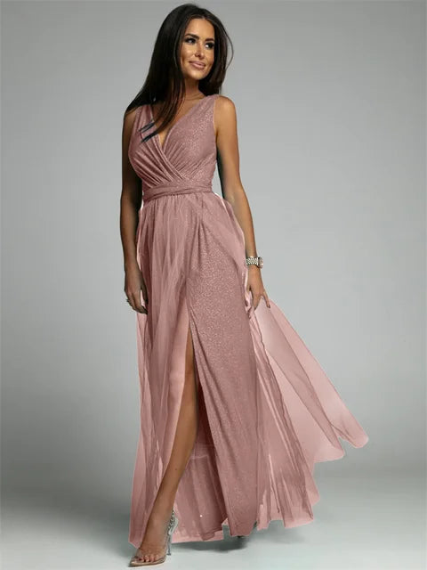 Model draagt een elegante roze maxi-jurk met V-hals en split