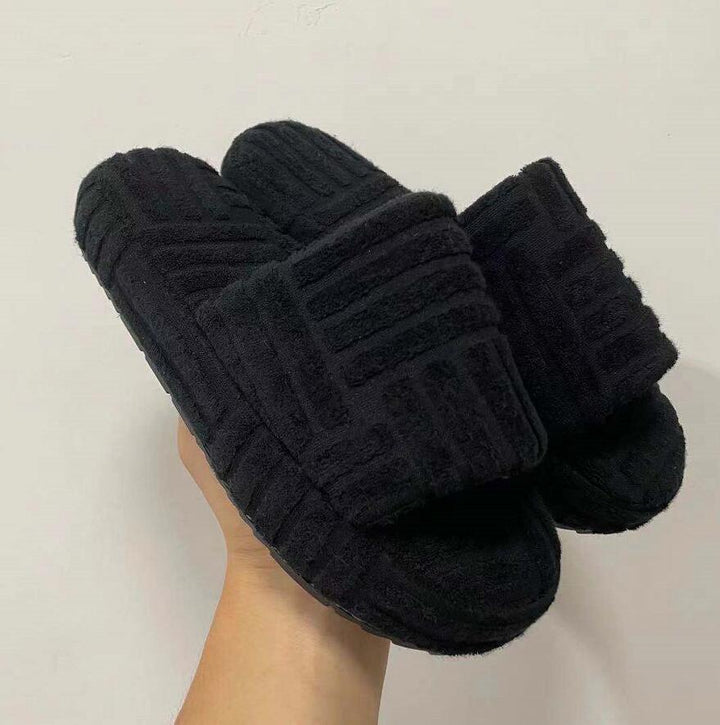 Pluche pantoffels voor dames getoond op witte achtergrond