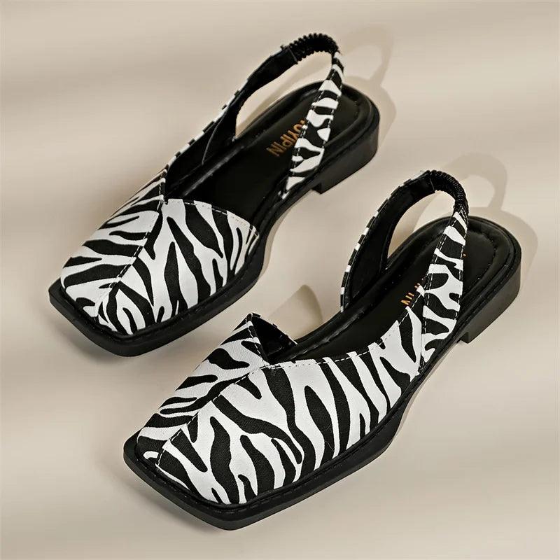 Stijlvolle kantoorschoenen voor dames: platte slingback met vierkante teen. Elegant, comfortabel en professioneel.