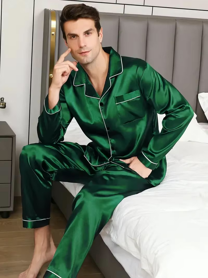 Stijlvolle heren pyjamaset als luxe cadeau voor hem. Comfortabele ademende nachtkleding met lange mouwen en broek.