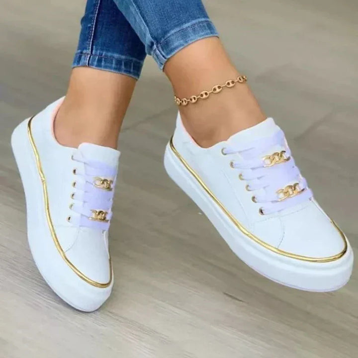 Witte dames comfort schoenen met subtiele gouden details