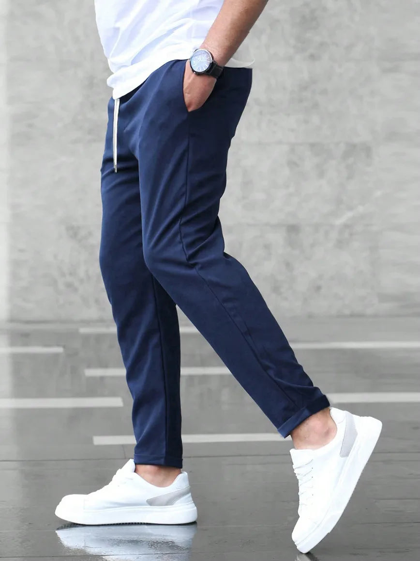 Man in marineblauwe slim fit herenbroek met moderne en nette uitstraling