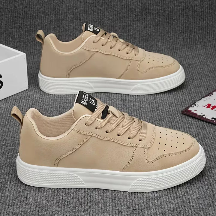 Zijaanzicht van comfortabele heren sneakers in groen en zwart