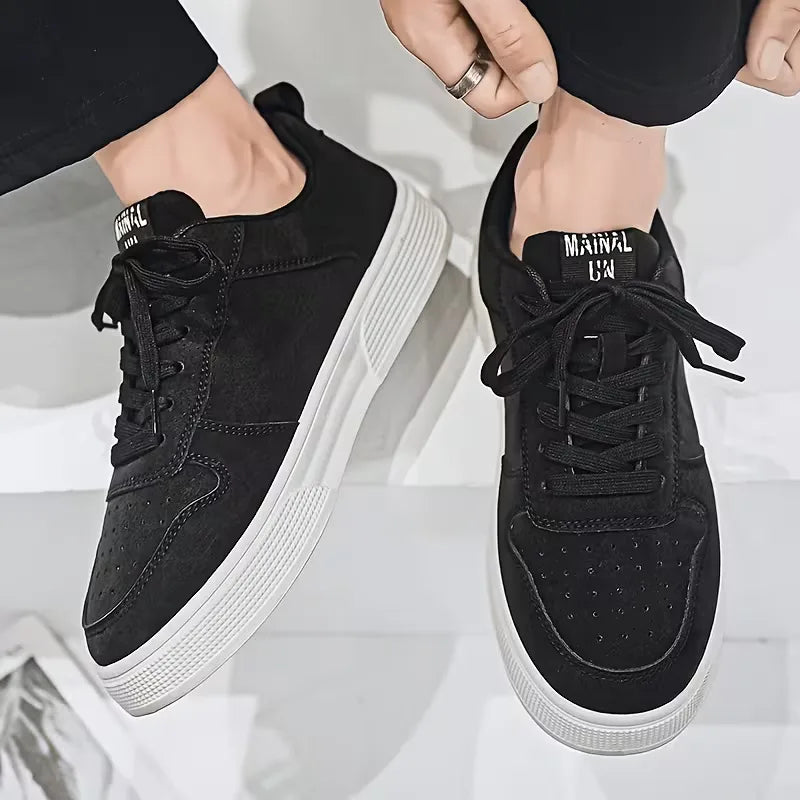 Zwarte heren sneakers met veters en slipvaste zool voor extra grip