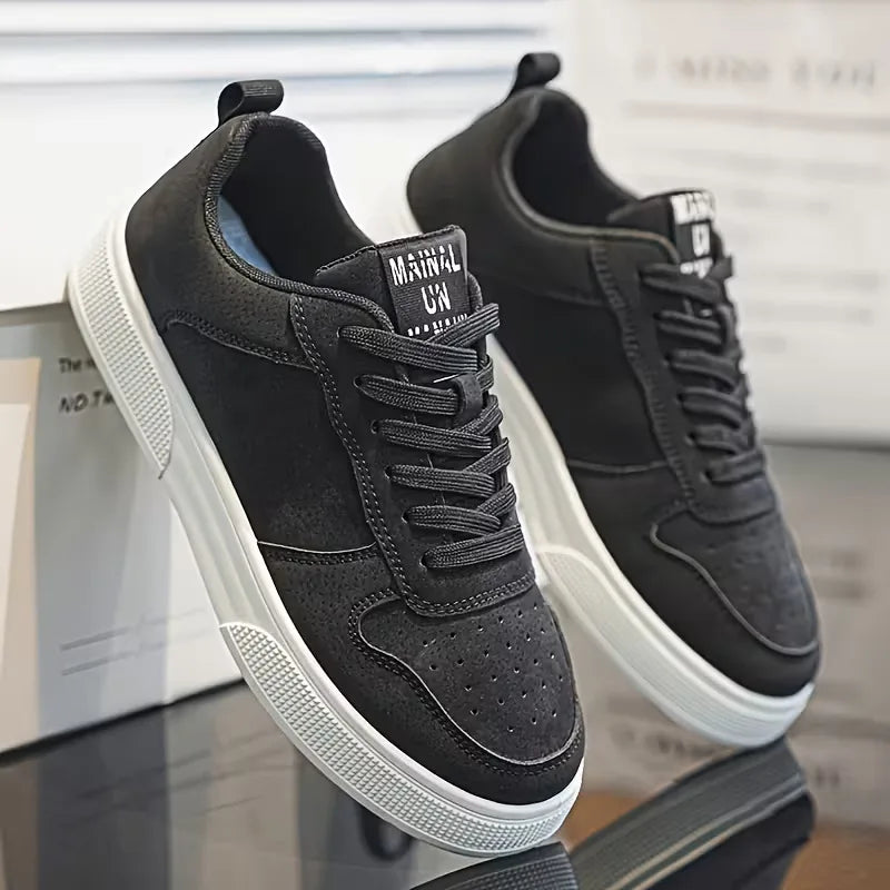 Stijlvolle zwarte sneakers voor heren van dichtbij