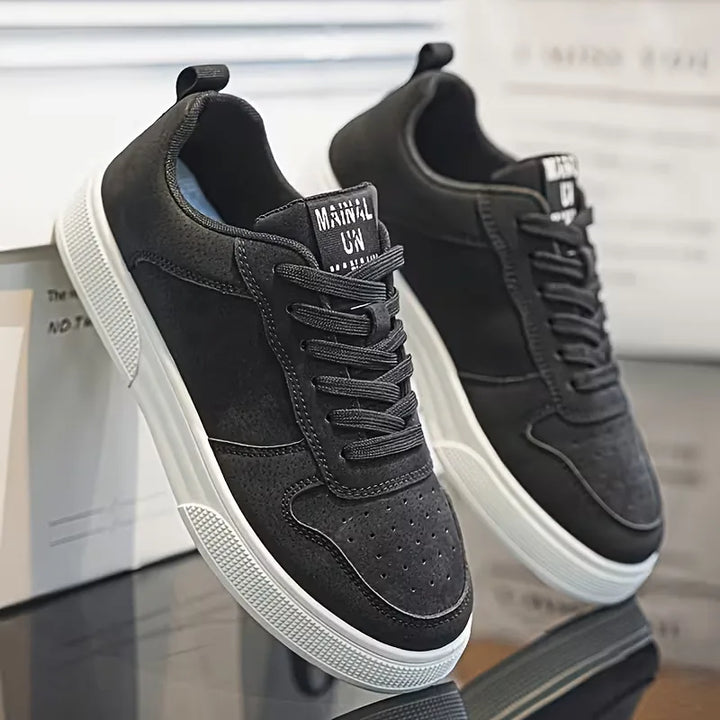 Stijlvolle zwarte sneakers voor heren van dichtbij