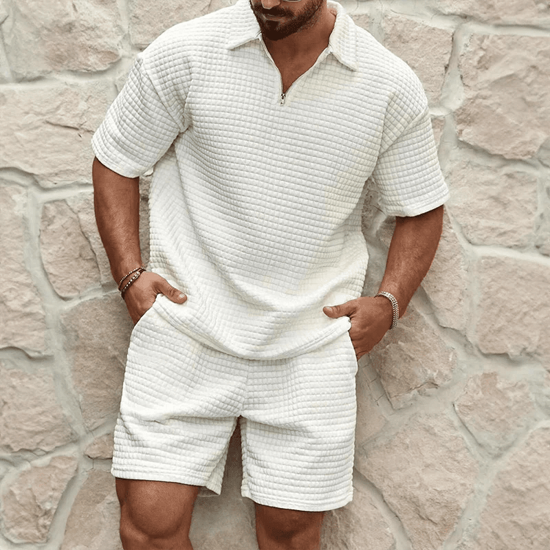 Luchtig wit zomertenue voor heren met polo en shorts