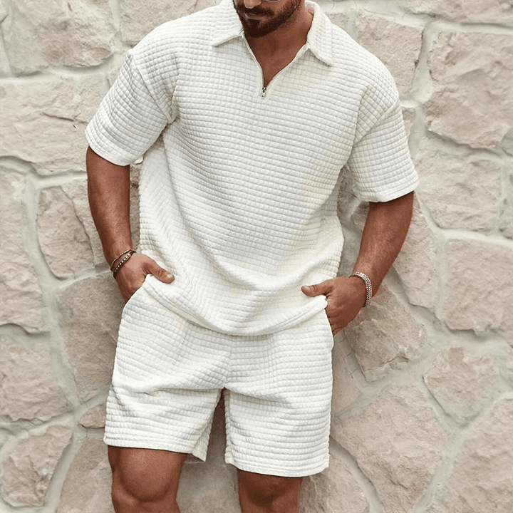 Luchtig wit zomertenue voor heren met polo en shorts