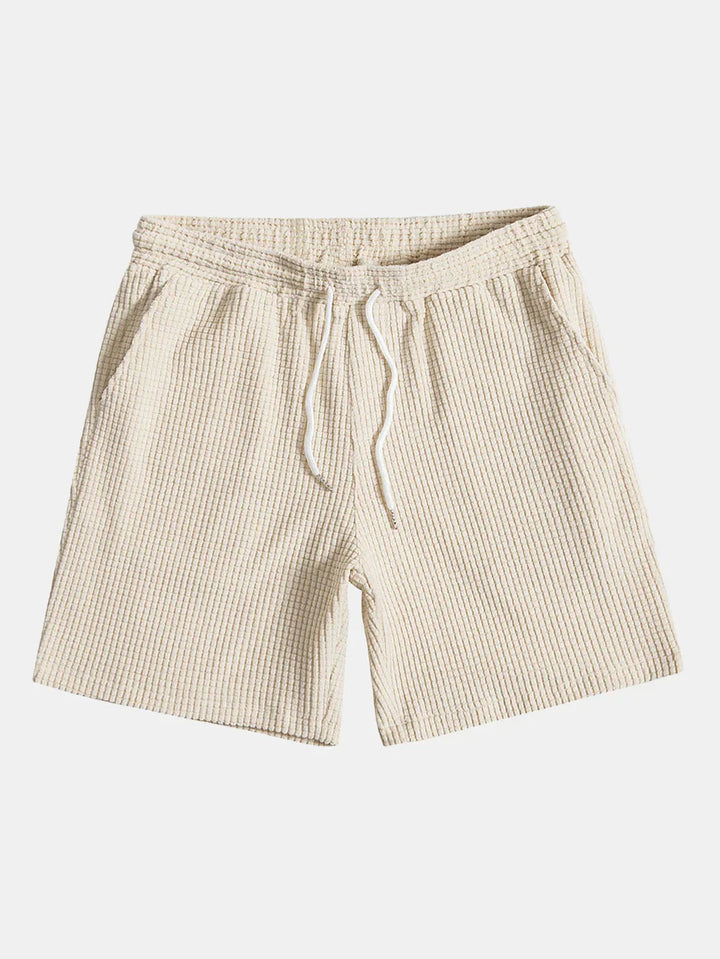Comfortabele zomeroutfit voor heren bestaande uit shirt en bijpassende shorts