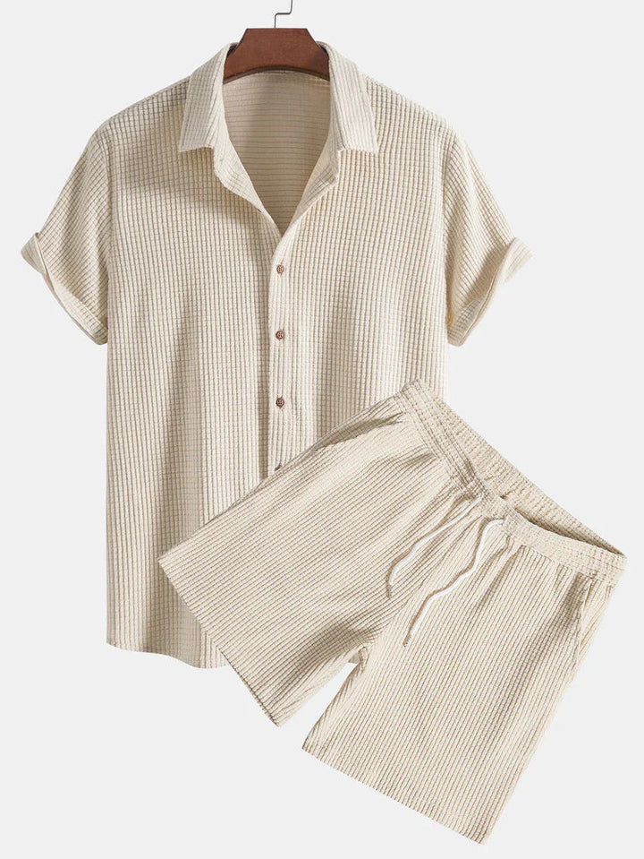 Heren zomersetsje in beige kleur met textuur op kledinghanger