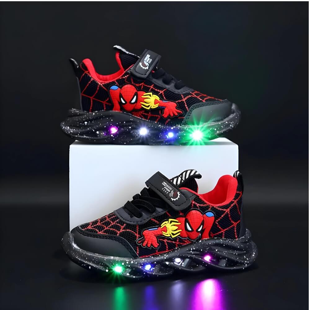 Sportieve kinder sneakers met superheld design en ingebouwde LED lichtjes voor extra plezier.