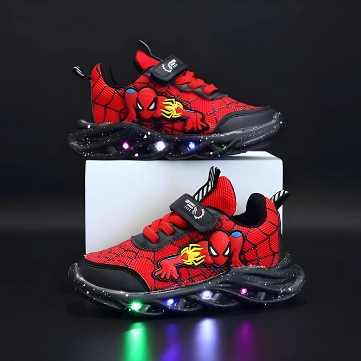 Comfortabele kinder Superheld schoenen met LED verlichting en handige klittenbandsluiting.