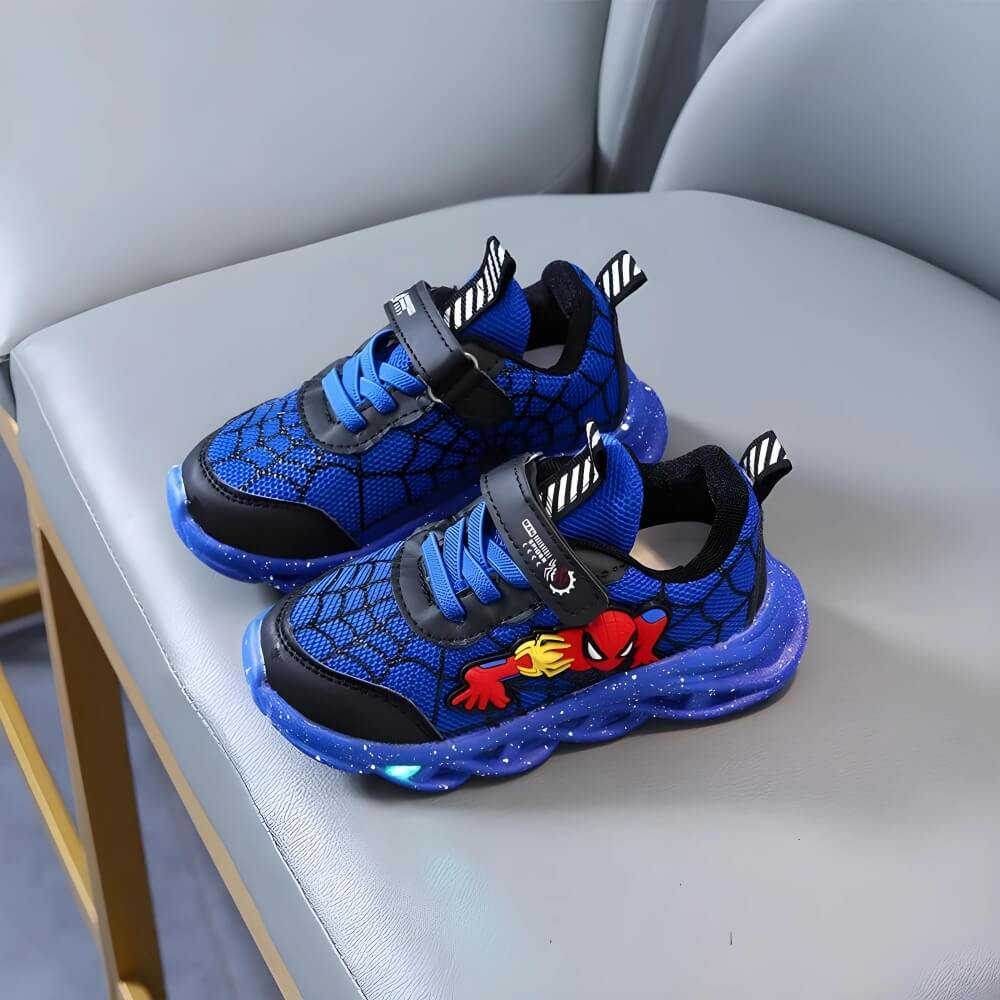Kind rent in stoere Superheld LED sneakers, heldere lichtjes knipperen bij elke stap, perfect voor buiten.