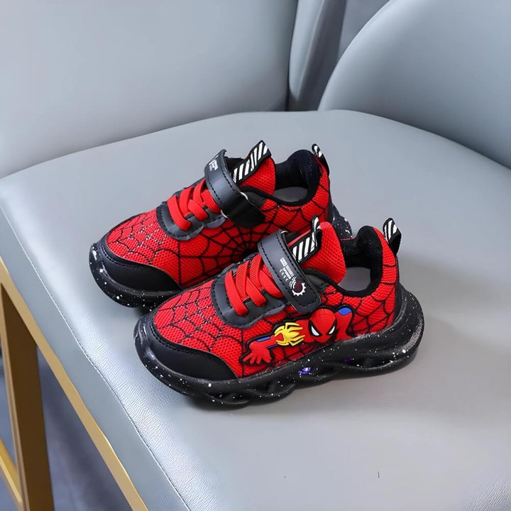 Detailopname van de zool van Superheld kinder LED schoenen, toont knipperende lichtjes en grip.
