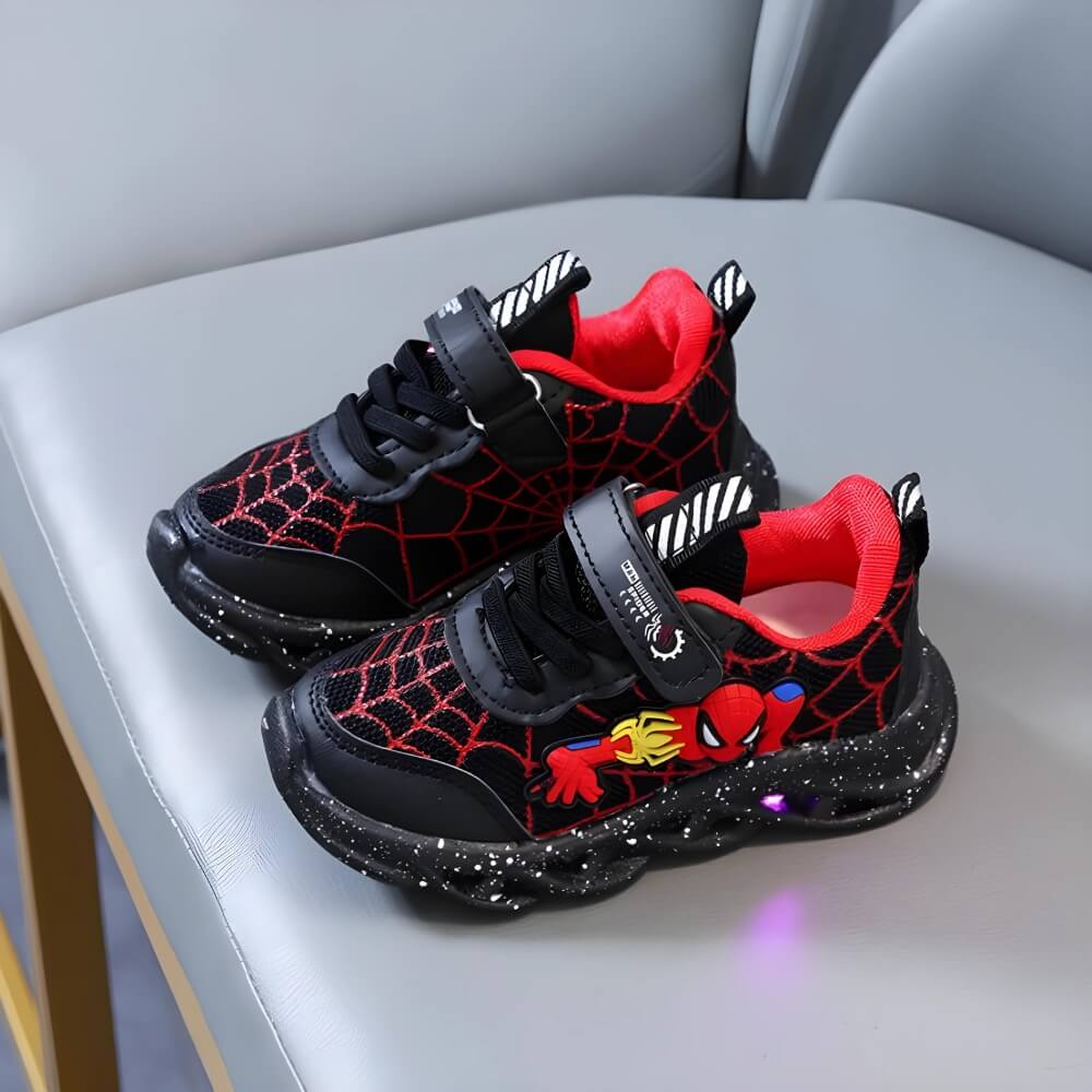 Trendy jongens en meisjes sneakers met LED lichtjes en superheld thema, ideaal voor sport en spel.