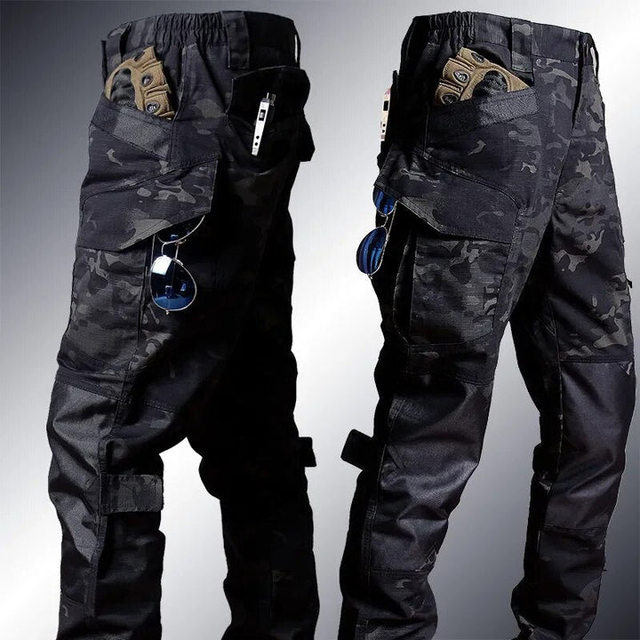 Details van de camouflage broek met zakken voor tactische outdoor activiteiten en survival.