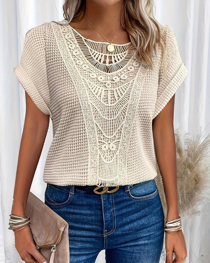 Luchtige damesmode top met mooie kanten afwerking aan de hals
