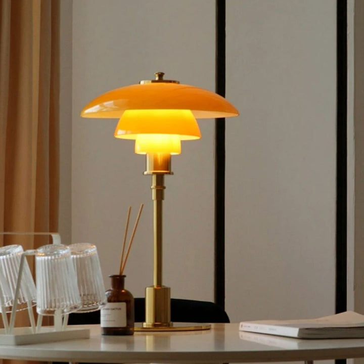 Hedendaagse LED tafellamp van glas in Noordse designstijl, perfect als aanvulling op uw interieur.
