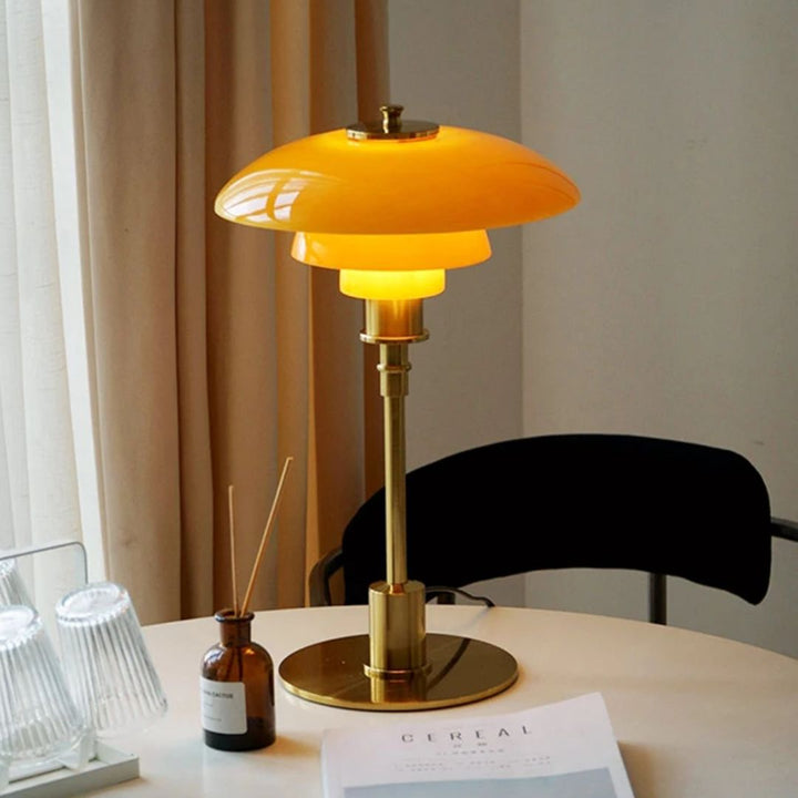 Decoratieve Noordse glazen tafellamp met LED verlichting, verrijkt uw woonruimte met stijl.