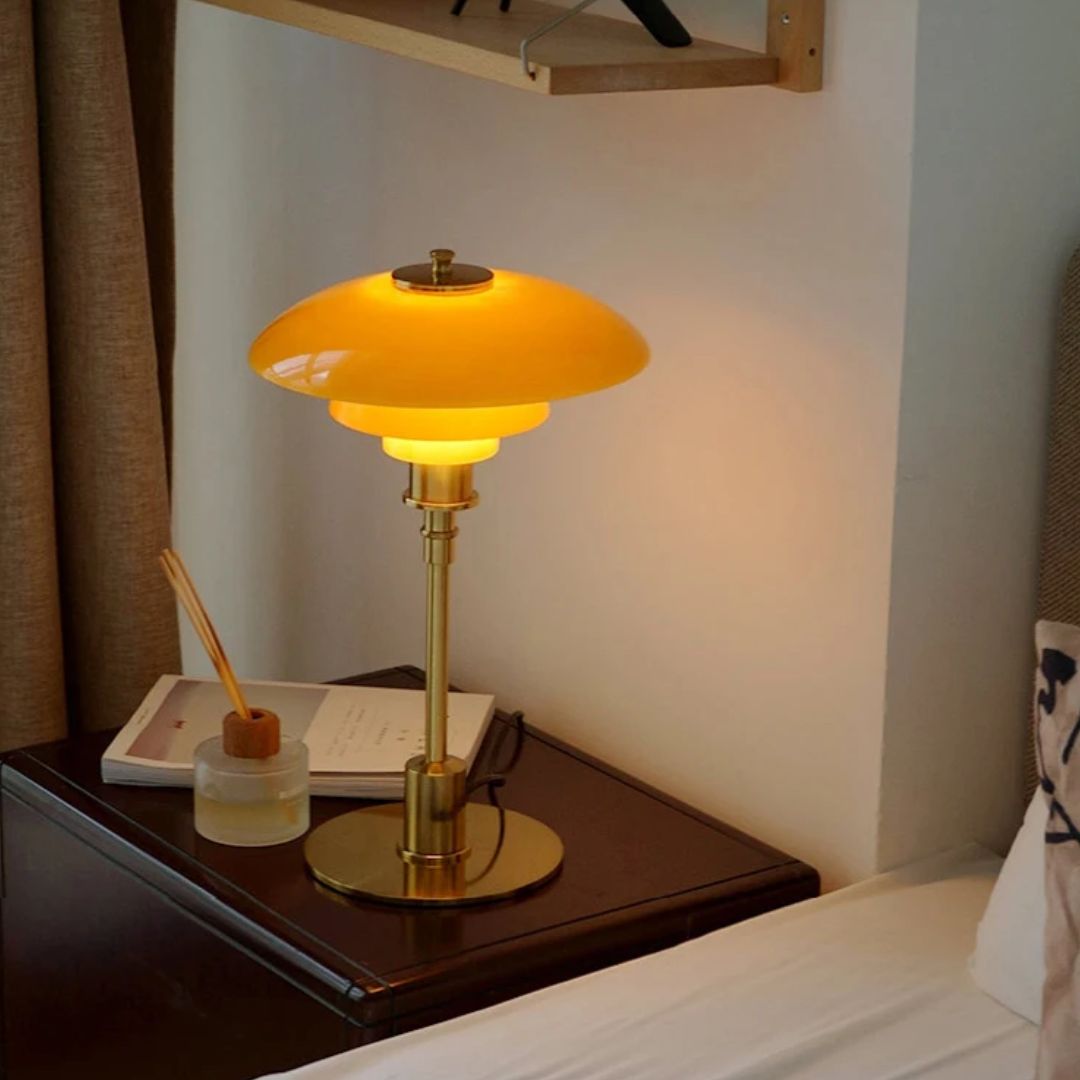 Scandinavische glazen design tafellamp die helder LED licht verspreidt, ideaal voor lezen.