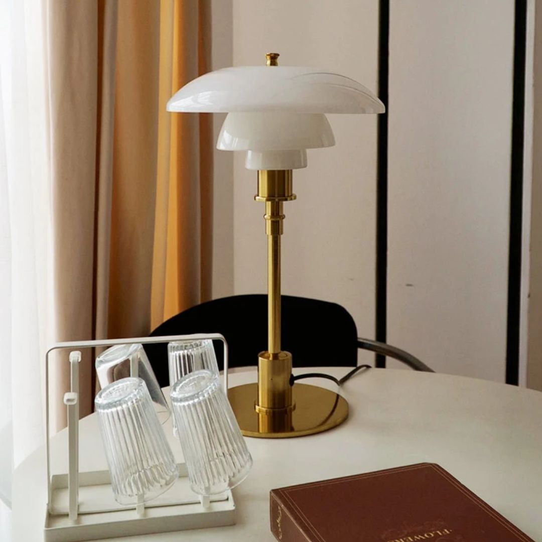 Glazen tafellamp met een uniek modern design en efficiënte LED technologie voor uw interieur.