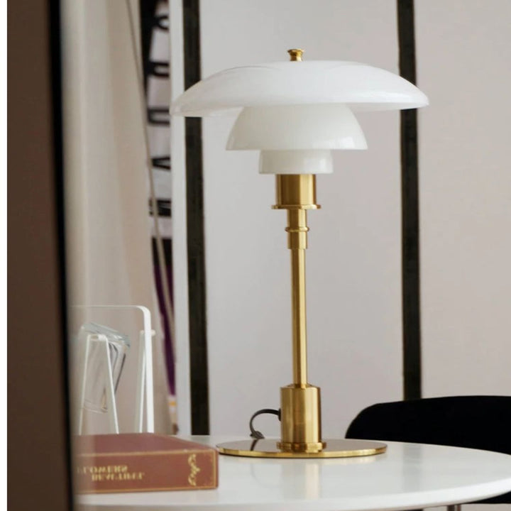 Compacte moderne glazen LED lamp, uitermate geschikt als subtiele verlichting op bureau of nachtkastje.