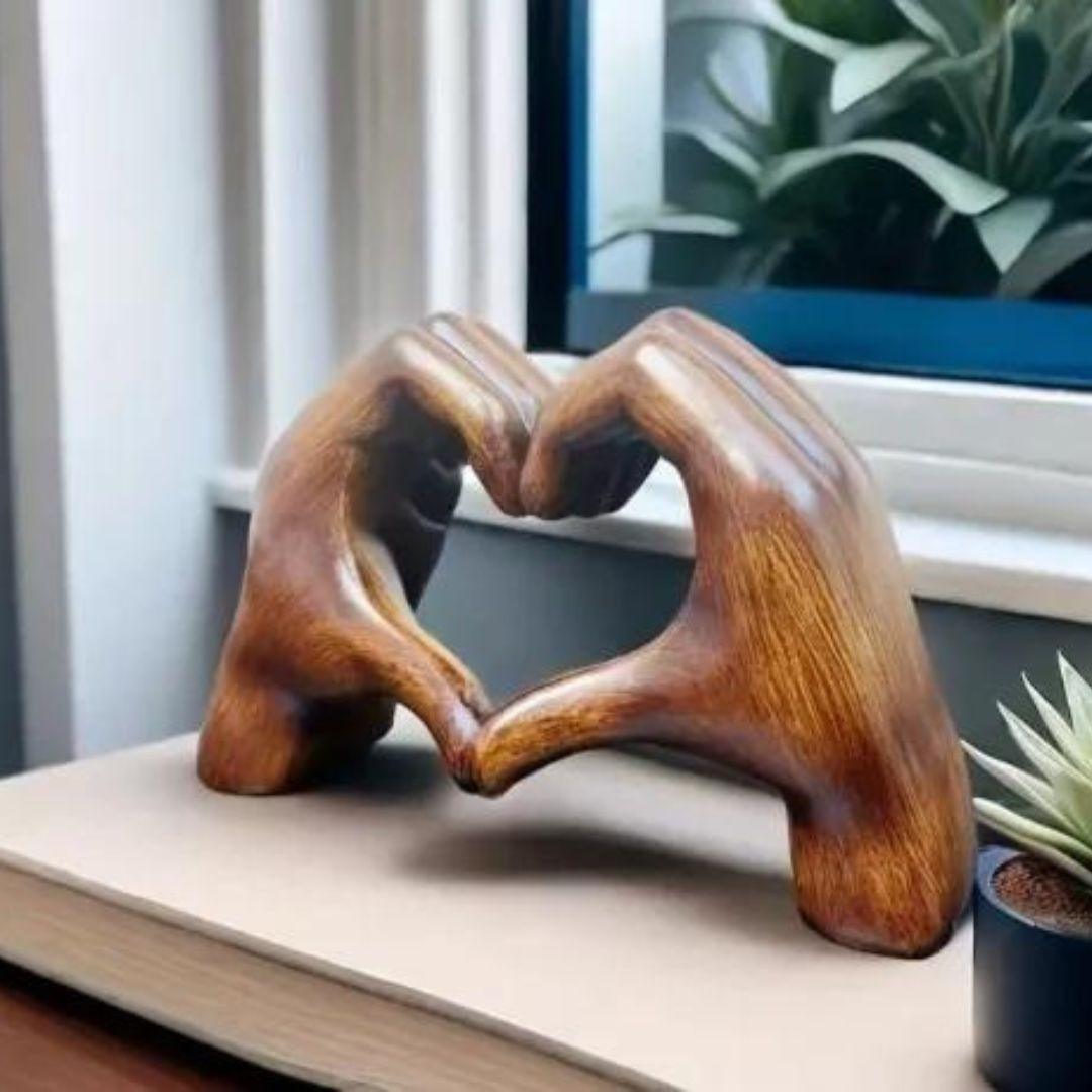 Kunstzinnig handgemaakt liefdeshart beeldje, stijlvolle woondecoratie die een vleugje liefde en elegantie toevoegt.