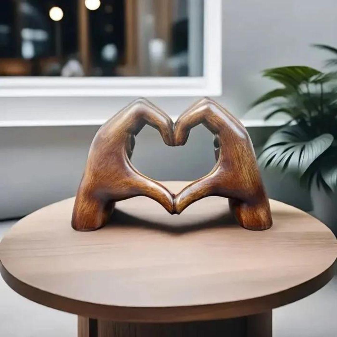 Modern handgemaakt liefdeshart beeldje, stijlvolle woondecoratie die warmte en verbinding in elk interieur brengt.