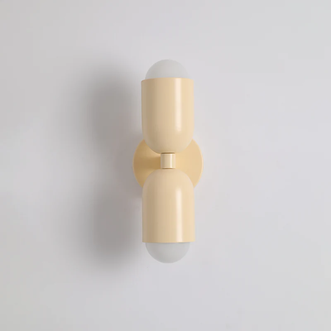 Beige ColorWave design dubbelzijdige LED wandlamp tegen een witte muur