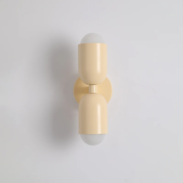 Beige ColorWave design dubbelzijdige LED wandlamp tegen een witte muur