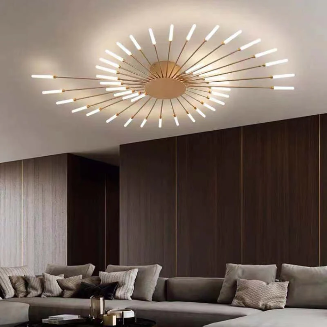 Moderne grote gouden LED plafondlamp in een stijlvolle woonkamer